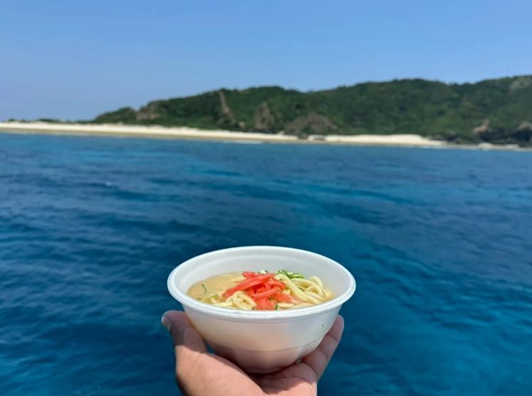 船上で味わう沖縄そばと無人島の景色